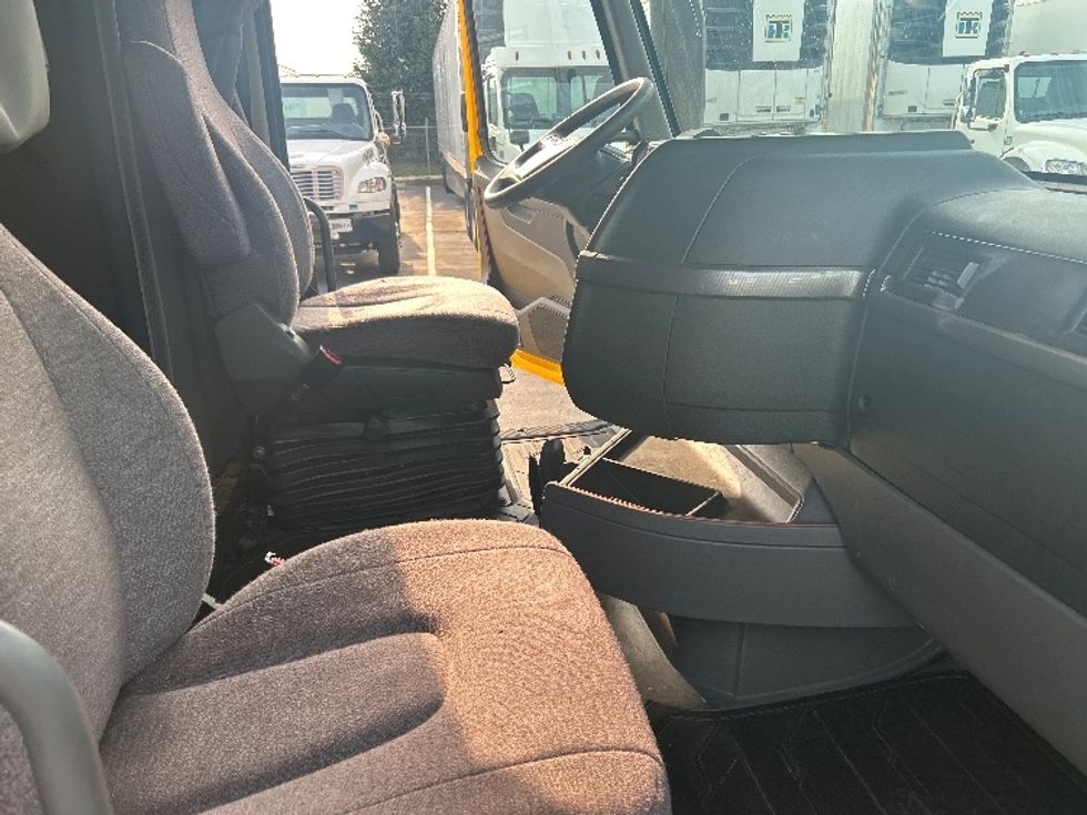 Sleeper Tractor-Heavy Duty Tractors-Volvo-2022-VNL64760-Buffalo-NY-563,115\n\t\tmiles-$ 66,500 - Image 15