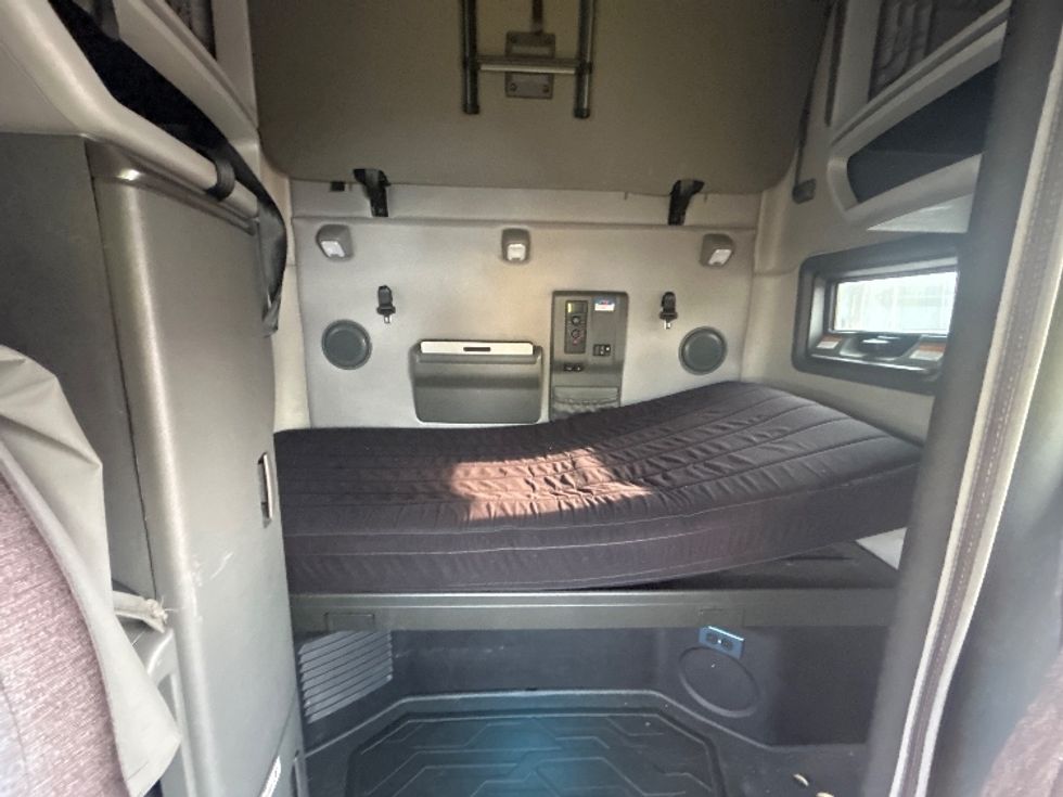 Sleeper Tractor-Heavy Duty Tractors-Volvo-2022-VNL64760-Buffalo-NY-563,115\n\t\tmiles-$ 66,500 - Image 16