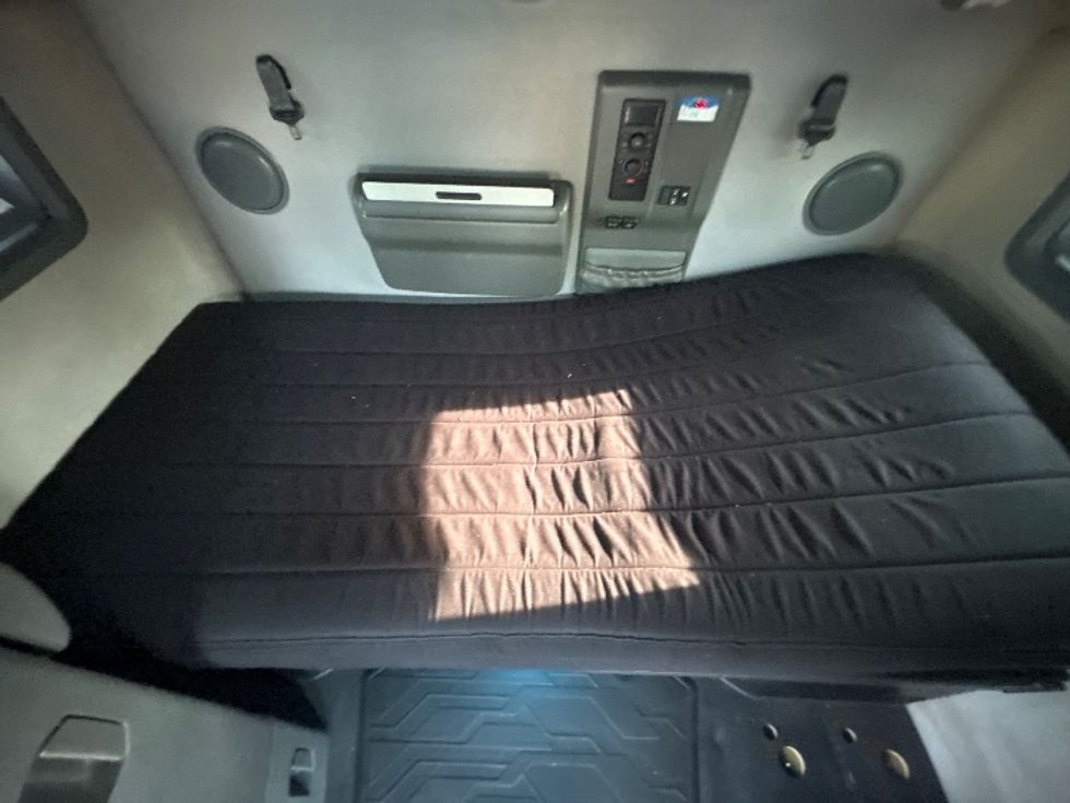 Sleeper Tractor-Heavy Duty Tractors-Volvo-2022-VNL64760-Buffalo-NY-563,115\n\t\tmiles-$ 66,500 - Image 17