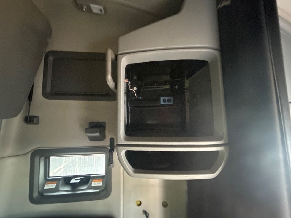 Sleeper Tractor-Heavy Duty Tractors-Volvo-2022-VNL64760-Buffalo-NY-563,115\n\t\tmiles-$ 66,500 - Image 18