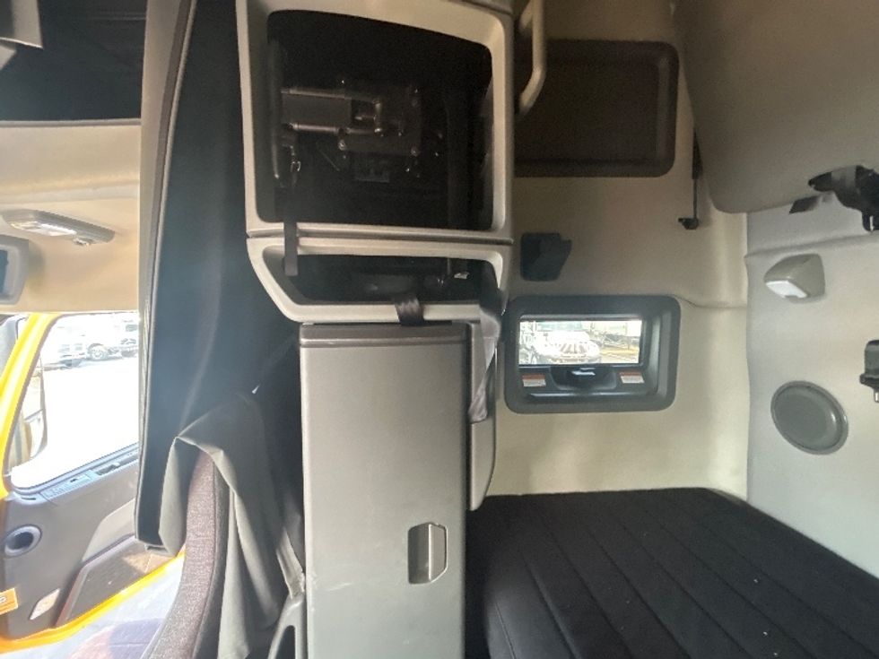 Sleeper Tractor-Heavy Duty Tractors-Volvo-2022-VNL64760-Buffalo-NY-563,115\n\t\tmiles-$ 66,500 - Image 19