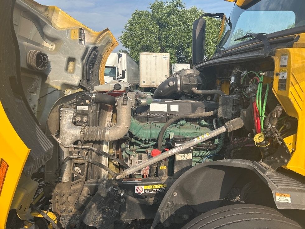 Sleeper Tractor-Heavy Duty Tractors-Volvo-2022-VNL64760-Buffalo-NY-563,115\n\t\tmiles-$ 66,500 - Image 21