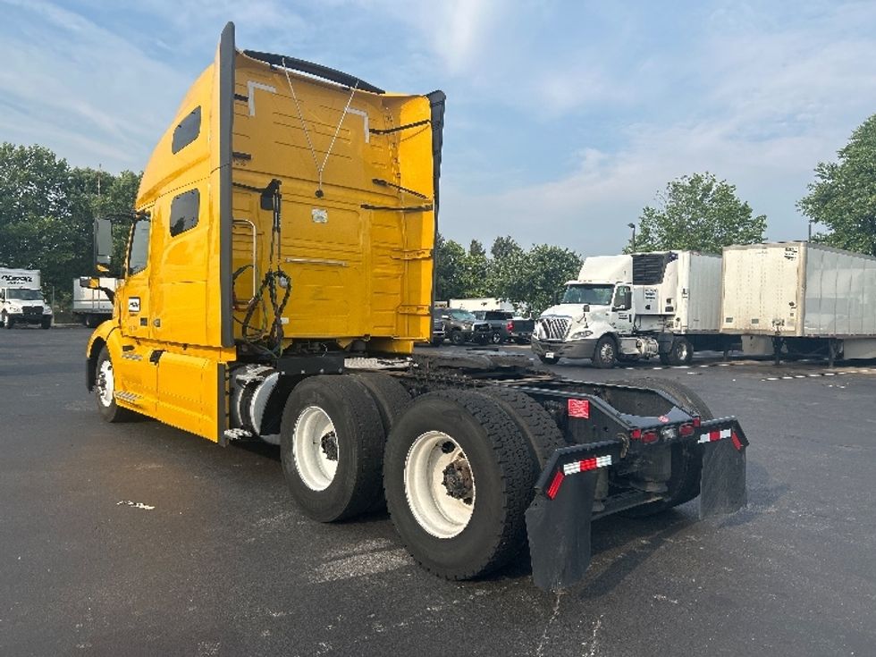 Sleeper Tractor-Heavy Duty Tractors-Volvo-2022-VNL64760-Buffalo-NY-563,115\n\t\tmiles-$ 66,500 - Image 5