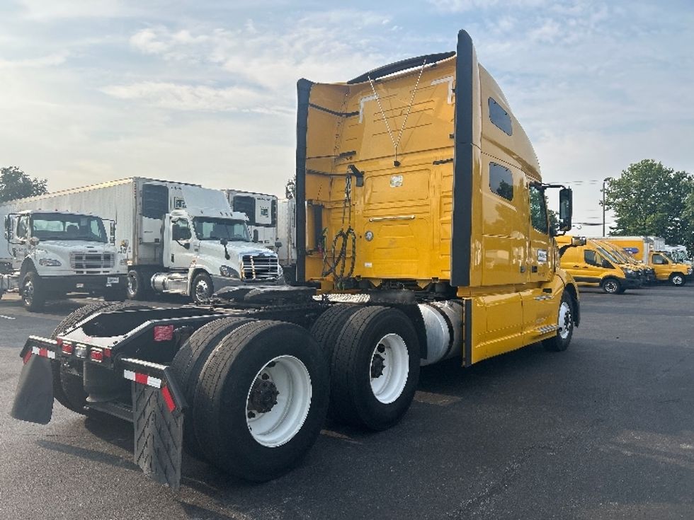 Sleeper Tractor-Heavy Duty Tractors-Volvo-2022-VNL64760-Buffalo-NY-563,115\n\t\tmiles-$ 66,500 - Image 7