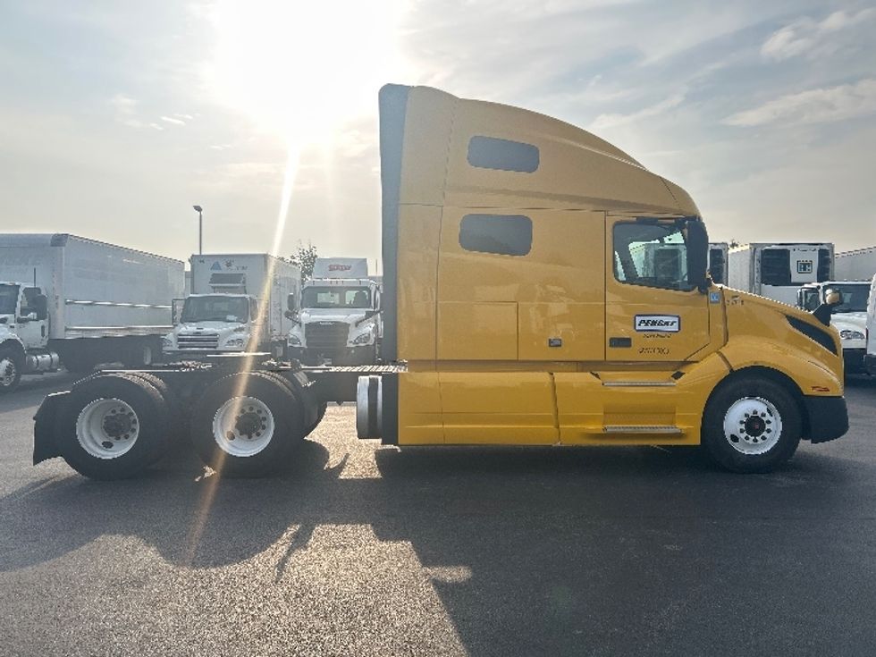 Sleeper Tractor-Heavy Duty Tractors-Volvo-2022-VNL64760-Buffalo-NY-563,115\n\t\tmiles-$ 66,500 - Image 8