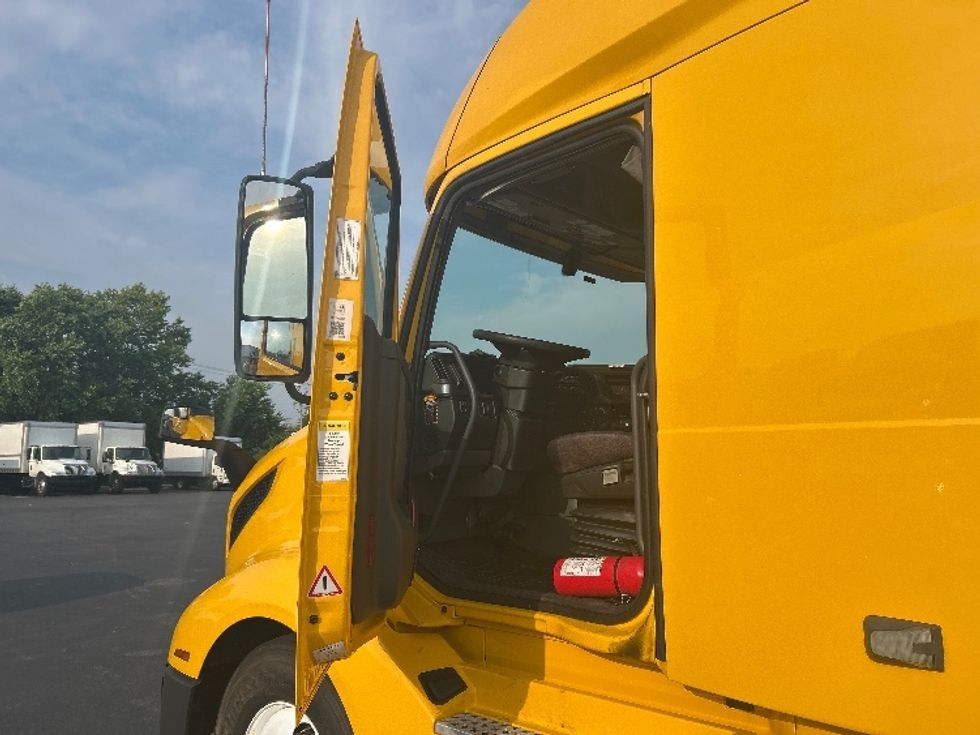 Sleeper Tractor-Heavy Duty Tractors-Volvo-2022-VNL64760-Buffalo-NY-563,115\n\t\tmiles-$ 66,500 - Image 9