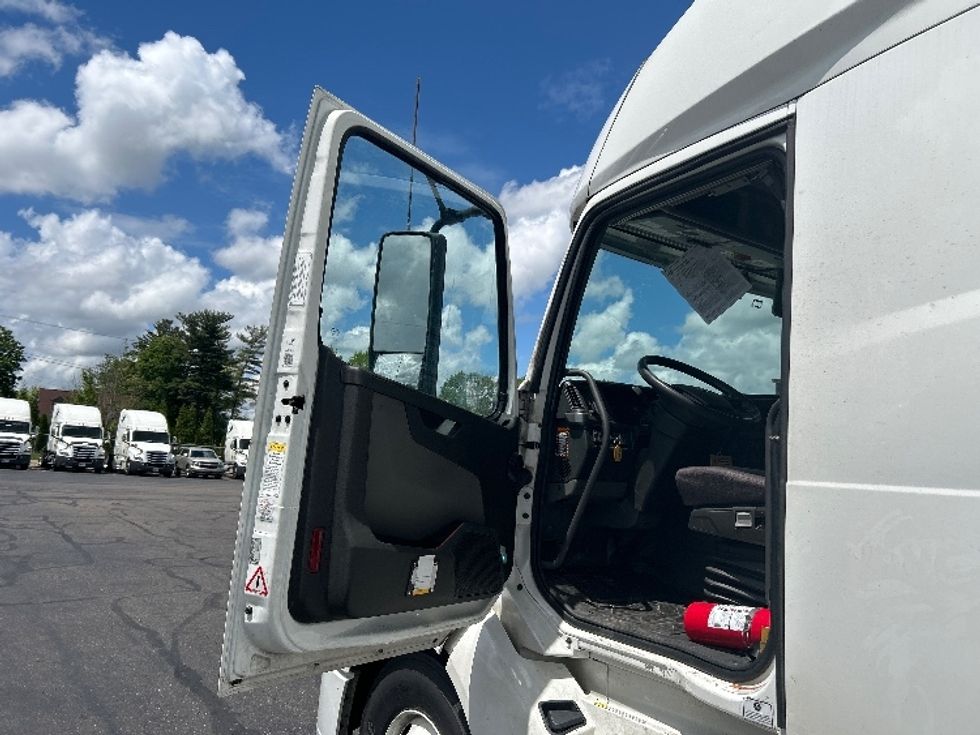 Sleeper Tractor-Heavy Duty Tractors-Volvo-2022-VNL64760-Canton-OH-486,088\n\t\tmiles-$ 77,500 - Image 10