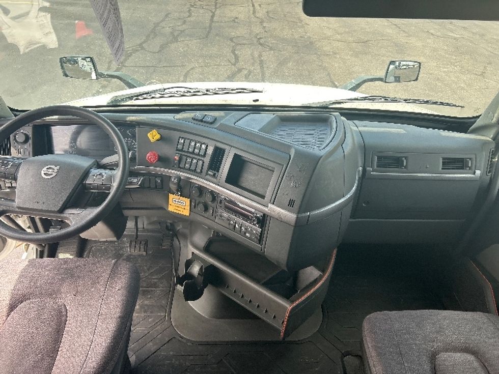 Sleeper Tractor-Heavy Duty Tractors-Volvo-2022-VNL64760-Canton-OH-486,088\n\t\tmiles-$ 77,500 - Image 12