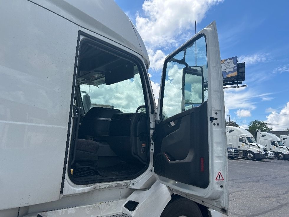 Sleeper Tractor-Heavy Duty Tractors-Volvo-2022-VNL64760-Canton-OH-486,088\n\t\tmiles-$ 77,500 - Image 13