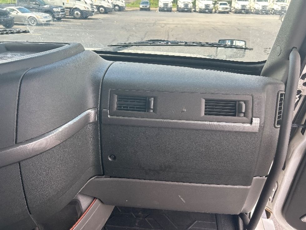 Sleeper Tractor-Heavy Duty Tractors-Volvo-2022-VNL64760-Canton-OH-486,088\n\t\tmiles-$ 77,500 - Image 14