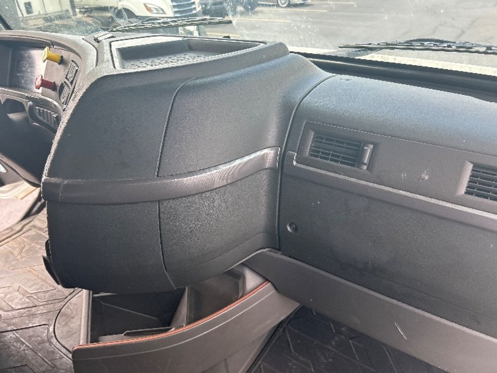 Sleeper Tractor-Heavy Duty Tractors-Volvo-2022-VNL64760-Canton-OH-486,088\n\t\tmiles-$ 77,500 - Image 15