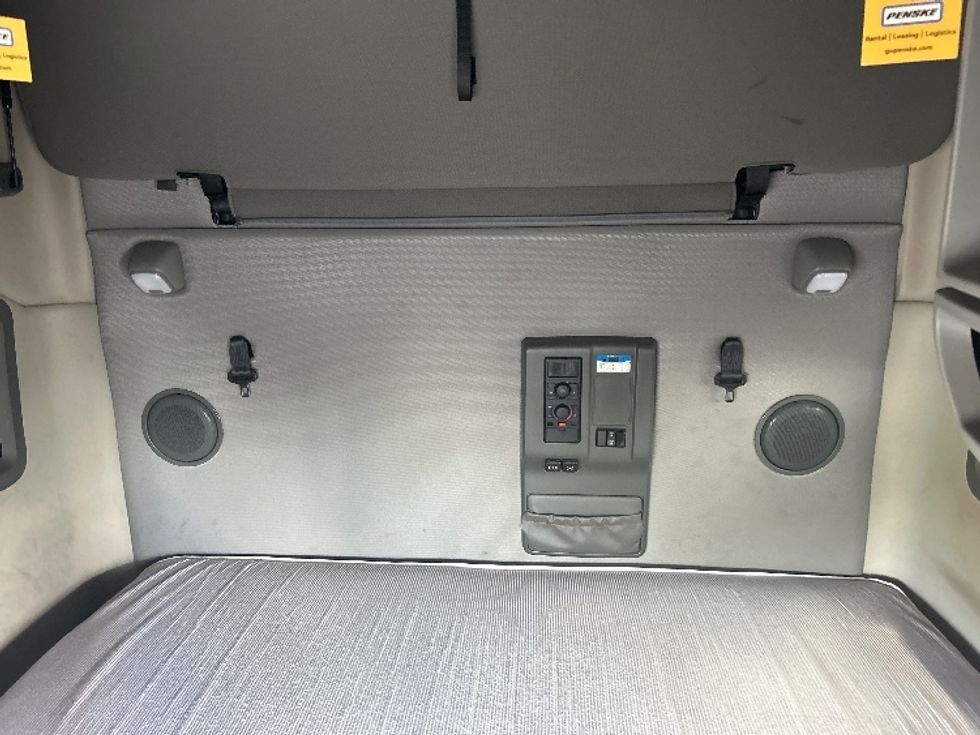 Sleeper Tractor-Heavy Duty Tractors-Volvo-2022-VNL64760-Canton-OH-486,088\n\t\tmiles-$ 77,500 - Image 16