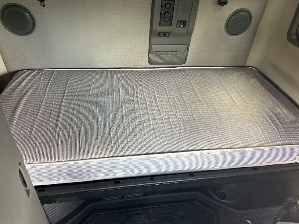 Sleeper Tractor-Heavy Duty Tractors-Volvo-2022-VNL64760-Canton-OH-486,088\n\t\tmiles-$ 77,500 - Image 17