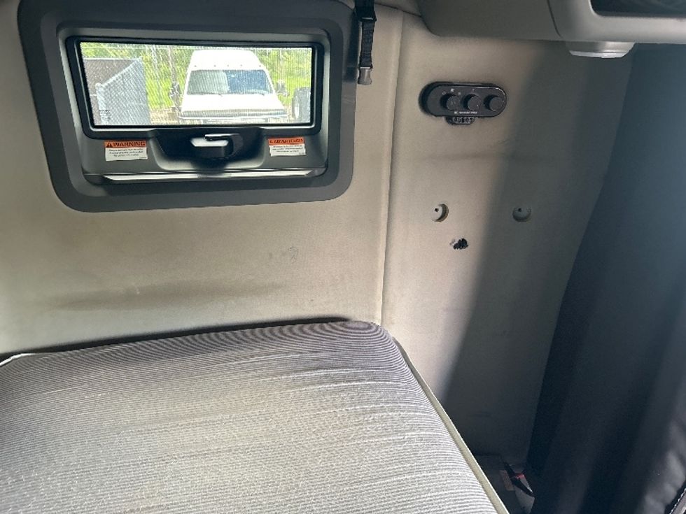 Sleeper Tractor-Heavy Duty Tractors-Volvo-2022-VNL64760-Canton-OH-486,088\n\t\tmiles-$ 77,500 - Image 18