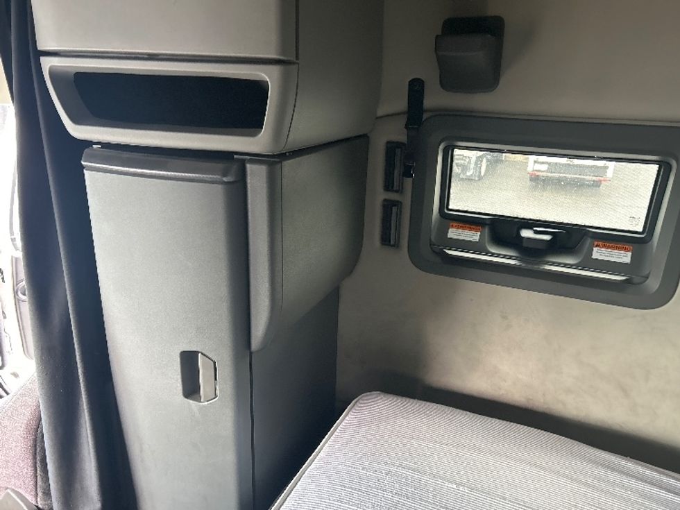 Sleeper Tractor-Heavy Duty Tractors-Volvo-2022-VNL64760-Canton-OH-486,088\n\t\tmiles-$ 77,500 - Image 19