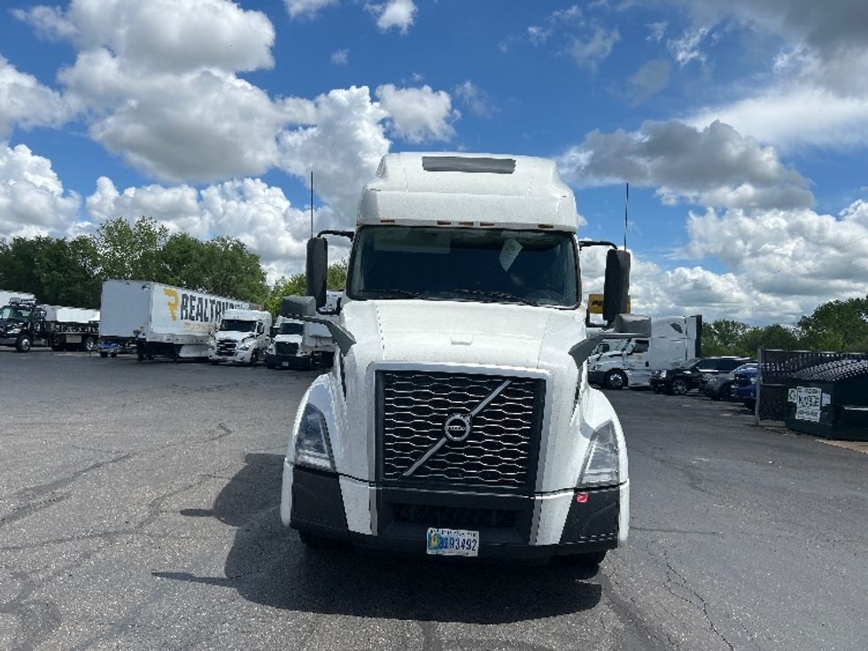 Sleeper Tractor-Heavy Duty Tractors-Volvo-2022-VNL64760-Canton-OH-486,088\n\t\tmiles-$ 77,500 - Image 2