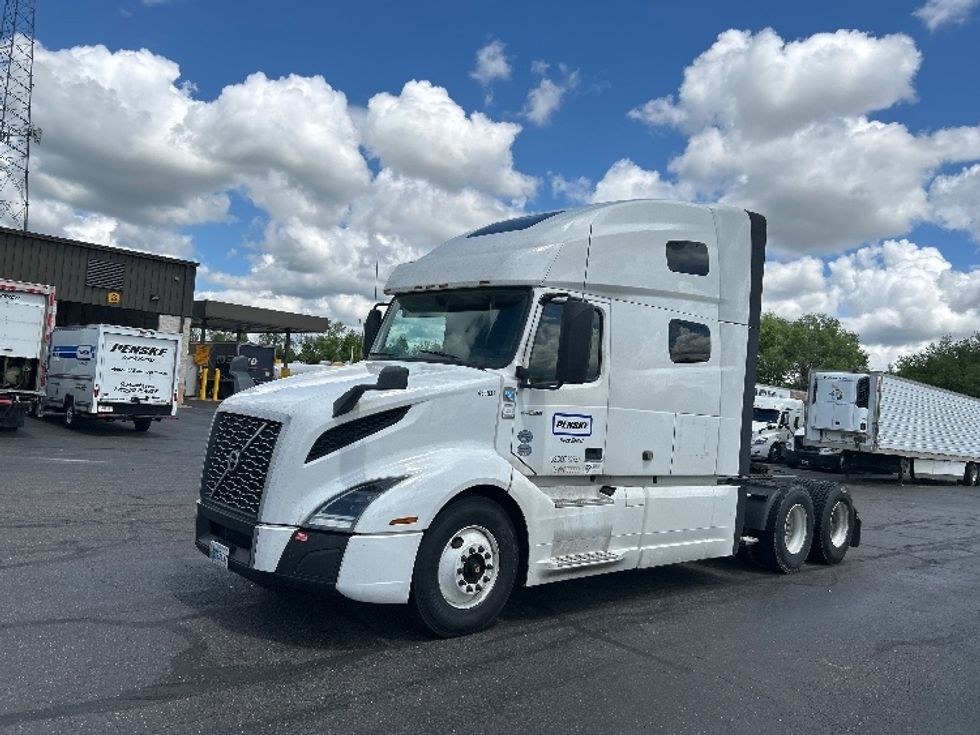 Sleeper Tractor-Heavy Duty Tractors-Volvo-2022-VNL64760-Canton-OH-486,088\n\t\tmiles-$ 77,500 - Image 3