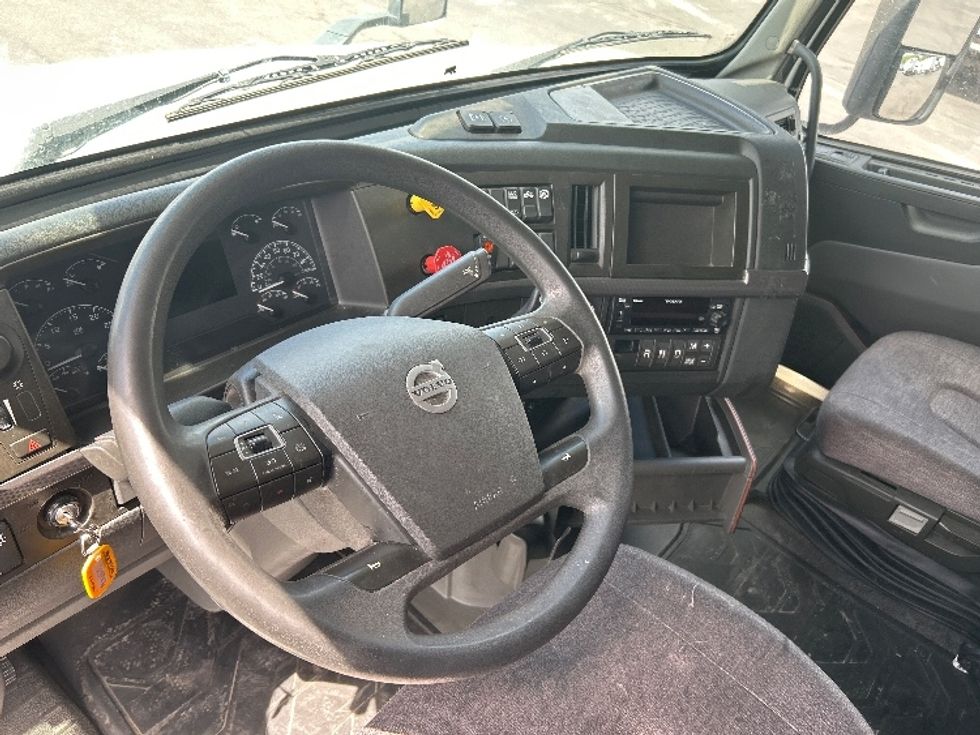 Sleeper Tractor-Heavy Duty Tractors-Volvo-2022-VNL64760-Canton-OH-486,088\n\t\tmiles-$ 77,500 - Image 9