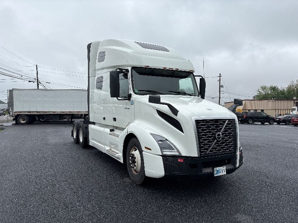 Sleeper Tractor-Heavy Duty Tractors-Volvo-2022-VNL64760-Carlisle-PA-377,828\n\t\tmiles-$ 91,500 - Image 1