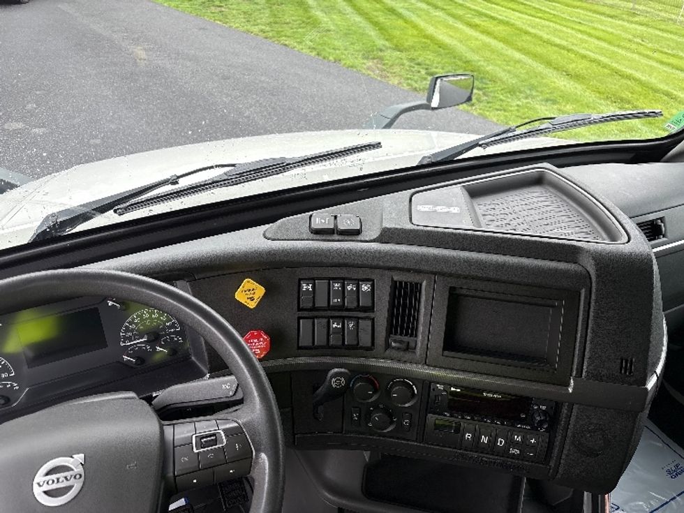 Sleeper Tractor-Heavy Duty Tractors-Volvo-2022-VNL64760-Carlisle-PA-377,828\n\t\tmiles-$ 91,500 - Image 11