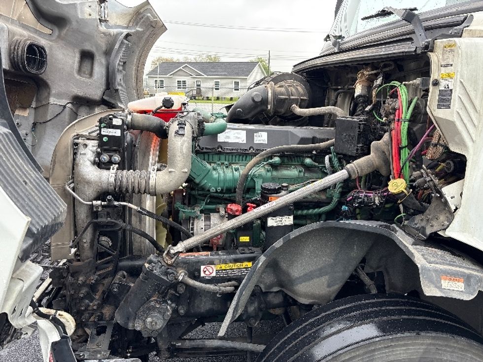 Sleeper Tractor-Heavy Duty Tractors-Volvo-2022-VNL64760-Carlisle-PA-377,828\n\t\tmiles-$ 91,500 - Image 21
