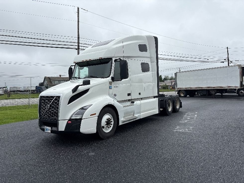 Sleeper Tractor-Heavy Duty Tractors-Volvo-2022-VNL64760-Carlisle-PA-377,828\n\t\tmiles-$ 91,500 - Image 3