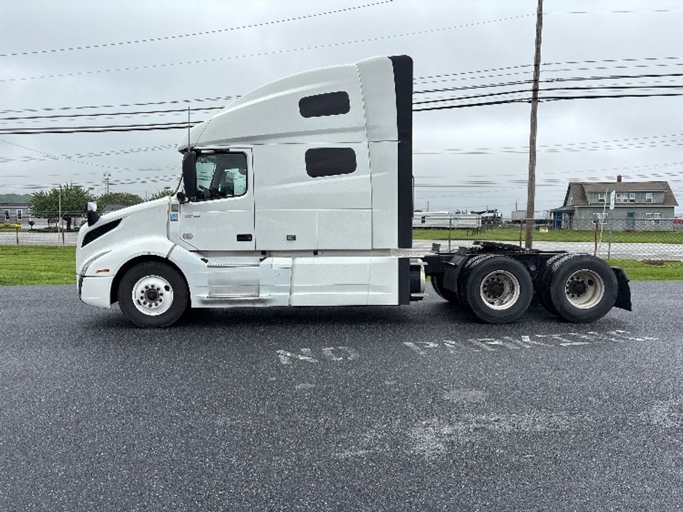 Sleeper Tractor-Heavy Duty Tractors-Volvo-2022-VNL64760-Carlisle-PA-377,828\n\t\tmiles-$ 91,500 - Image 4