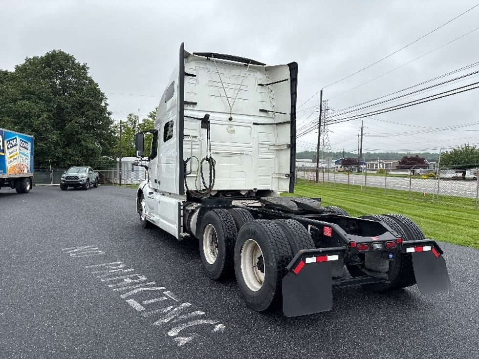 Sleeper Tractor-Heavy Duty Tractors-Volvo-2022-VNL64760-Carlisle-PA-377,828\n\t\tmiles-$ 91,500 - Image 5