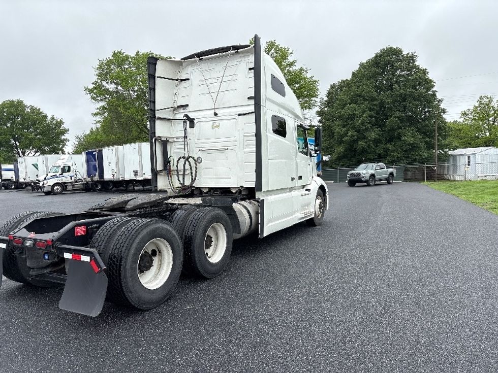 Sleeper Tractor-Heavy Duty Tractors-Volvo-2022-VNL64760-Carlisle-PA-377,828\n\t\tmiles-$ 91,500 - Image 7