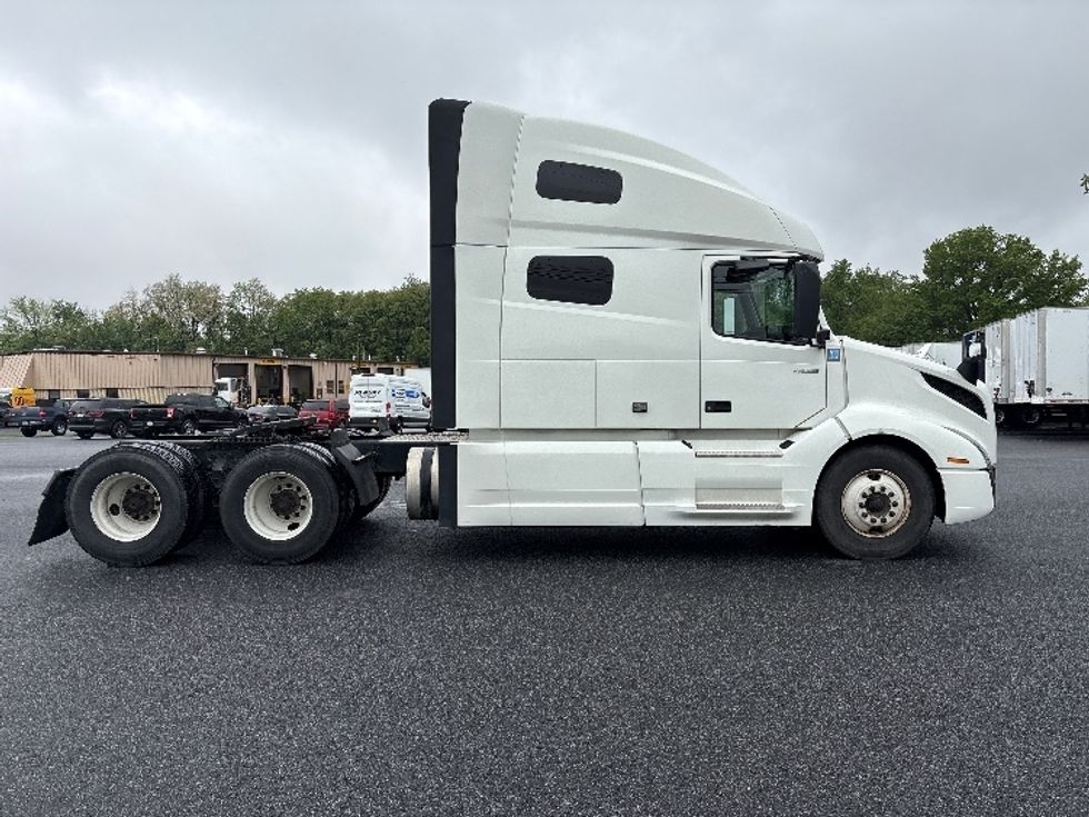 Sleeper Tractor-Heavy Duty Tractors-Volvo-2022-VNL64760-Carlisle-PA-377,828\n\t\tmiles-$ 91,500 - Image 8