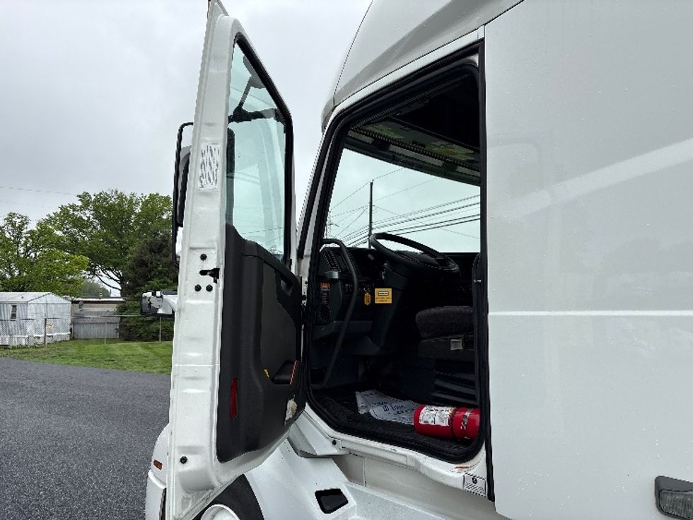 Sleeper Tractor-Heavy Duty Tractors-Volvo-2022-VNL64760-Carlisle-PA-377,828\n\t\tmiles-$ 91,500 - Image 9