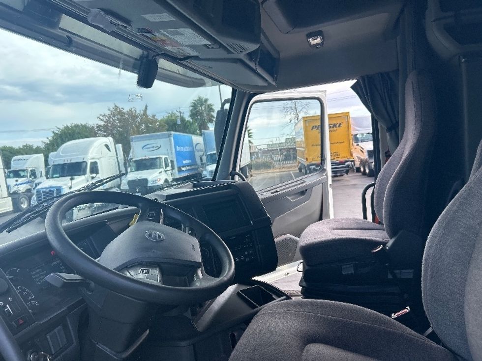 Sleeper Tractor-Heavy Duty Tractors-Volvo-2022-VNL64760-Ceres-CA-379,854\n\t\tmiles-$ 95,750 - Image 10