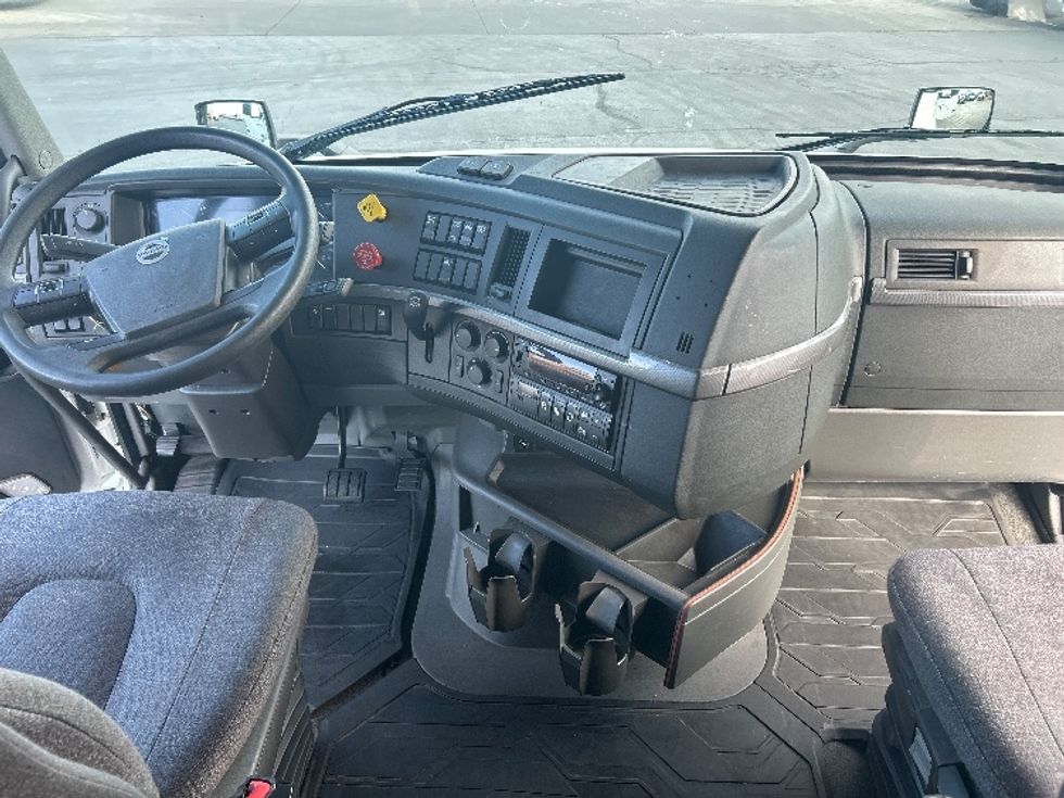 Sleeper Tractor-Heavy Duty Tractors-Volvo-2022-VNL64760-Ceres-CA-379,854\n\t\tmiles-$ 95,750 - Image 12