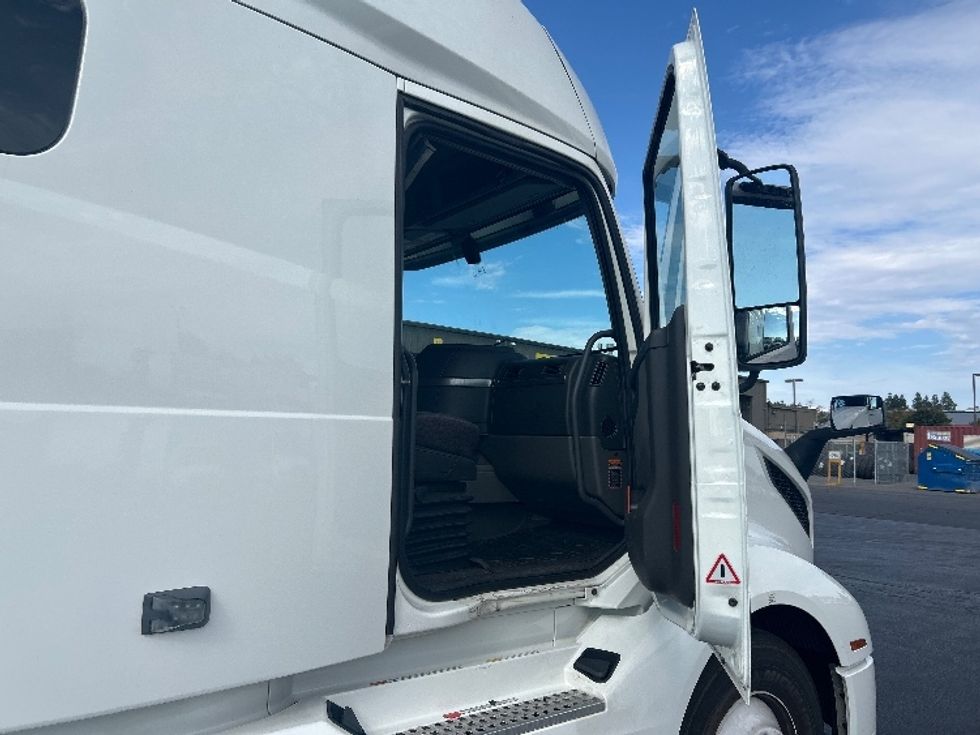 Sleeper Tractor-Heavy Duty Tractors-Volvo-2022-VNL64760-Ceres-CA-379,854\n\t\tmiles-$ 95,750 - Image 13