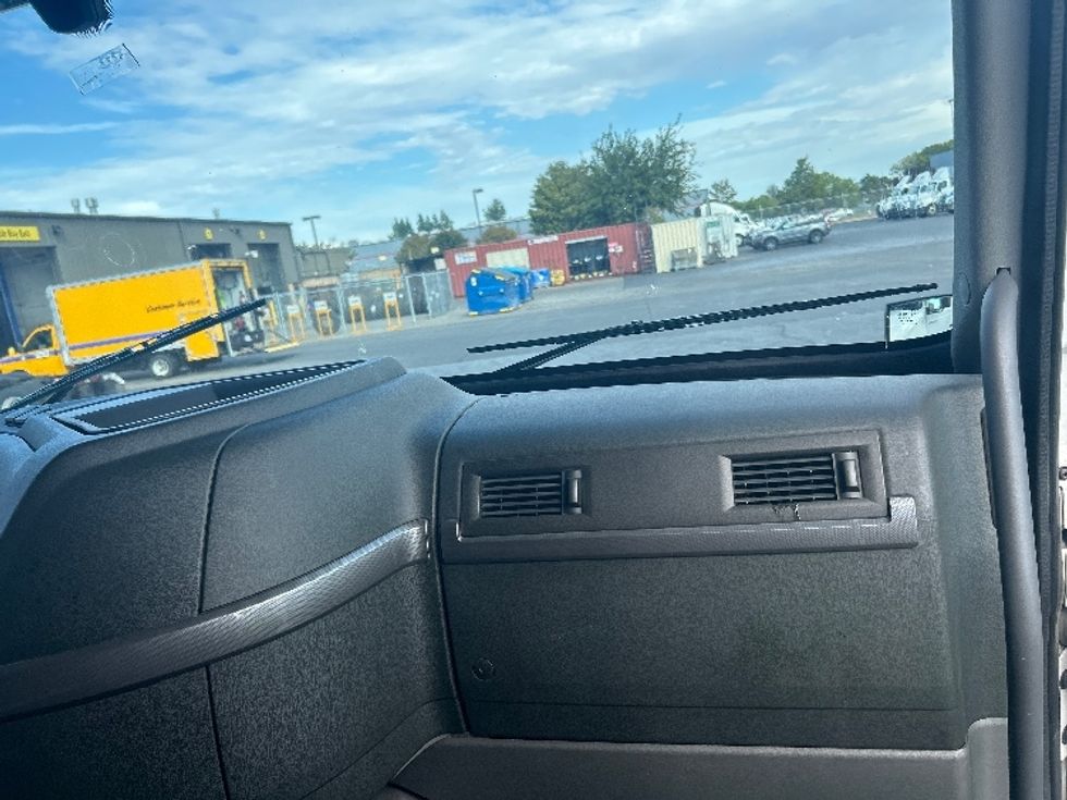 Sleeper Tractor-Heavy Duty Tractors-Volvo-2022-VNL64760-Ceres-CA-379,854\n\t\tmiles-$ 95,750 - Image 14