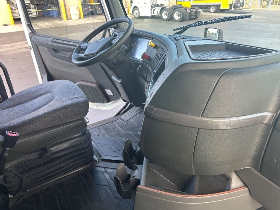 Sleeper Tractor-Heavy Duty Tractors-Volvo-2022-VNL64760-Ceres-CA-379,854\n\t\tmiles-$ 95,750 - Image 15