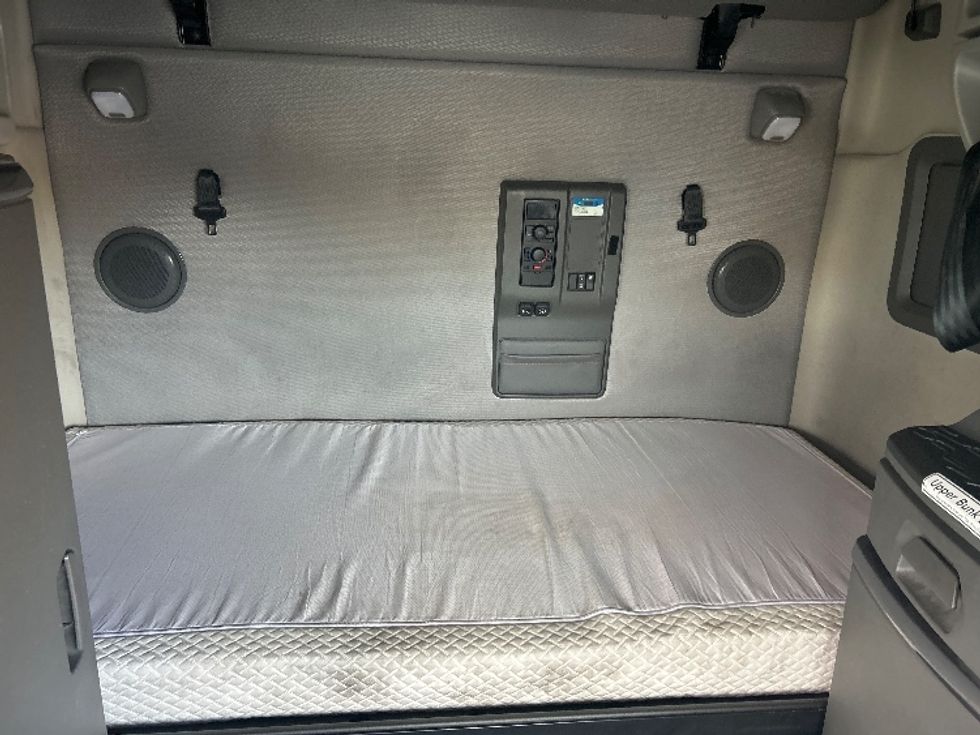 Sleeper Tractor-Heavy Duty Tractors-Volvo-2022-VNL64760-Ceres-CA-379,854\n\t\tmiles-$ 95,750 - Image 16