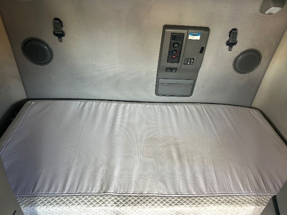 Sleeper Tractor-Heavy Duty Tractors-Volvo-2022-VNL64760-Ceres-CA-379,854\n\t\tmiles-$ 95,750 - Image 17