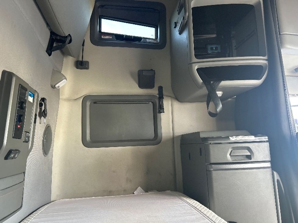 Sleeper Tractor-Heavy Duty Tractors-Volvo-2022-VNL64760-Ceres-CA-379,854\n\t\tmiles-$ 95,750 - Image 18