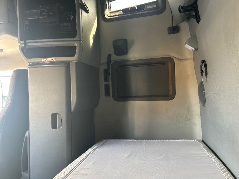 Sleeper Tractor-Heavy Duty Tractors-Volvo-2022-VNL64760-Ceres-CA-379,854\n\t\tmiles-$ 95,750 - Image 19