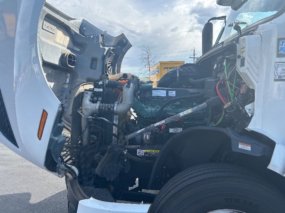 Sleeper Tractor-Heavy Duty Tractors-Volvo-2022-VNL64760-Ceres-CA-379,854\n\t\tmiles-$ 95,750 - Image 21