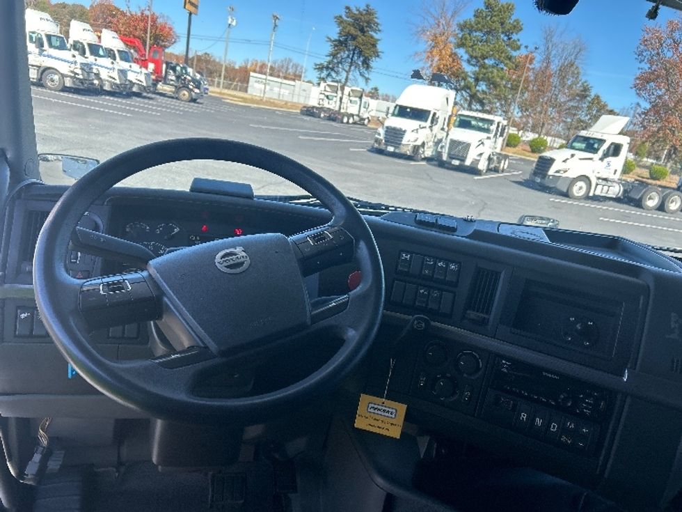 Sleeper Tractor-Heavy Duty Tractors-Volvo-2022-VNL64760-Charlotte-NC-428,623\n\t\tmiles-$ 80,500 - Image 11