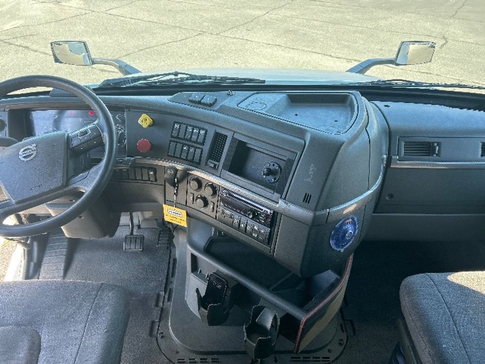 Sleeper Tractor-Heavy Duty Tractors-Volvo-2022-VNL64760-Charlotte-NC-428,623\n\t\tmiles-$ 80,500 - Image 12