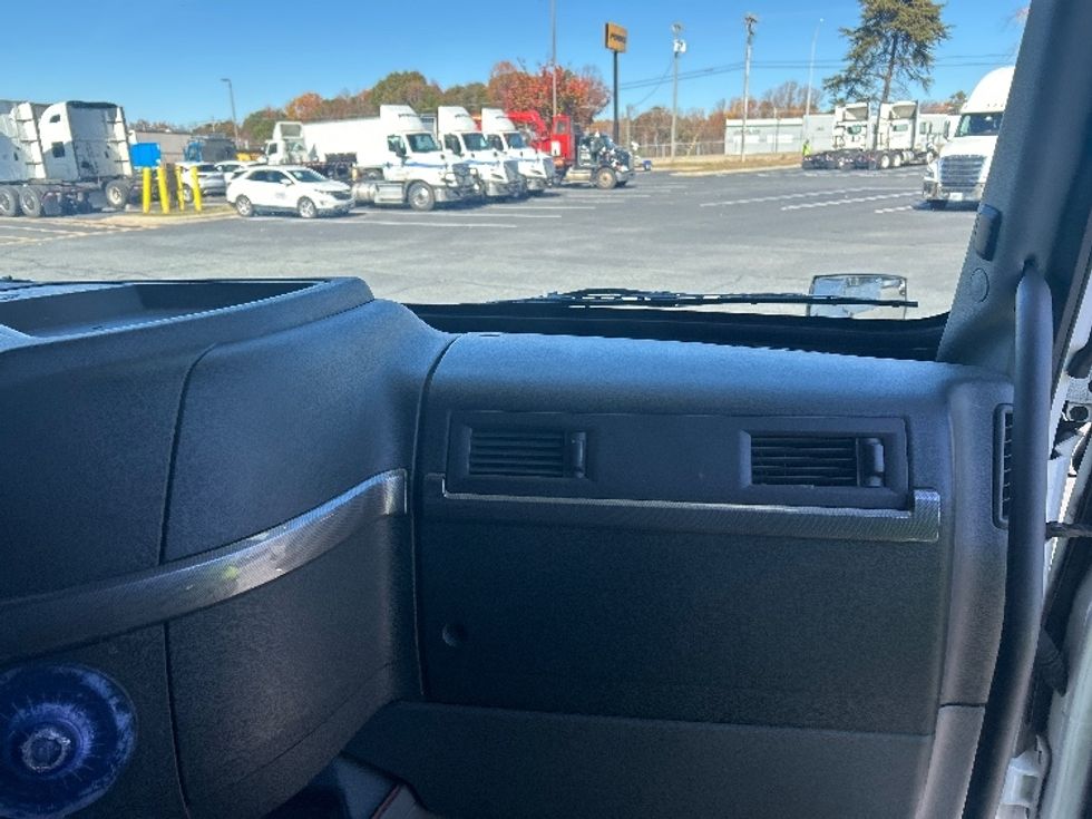 Sleeper Tractor-Heavy Duty Tractors-Volvo-2022-VNL64760-Charlotte-NC-428,623\n\t\tmiles-$ 80,500 - Image 14