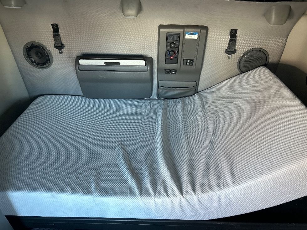 Sleeper Tractor-Heavy Duty Tractors-Volvo-2022-VNL64760-Charlotte-NC-428,623\n\t\tmiles-$ 80,500 - Image 17