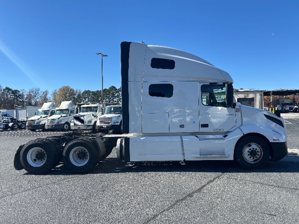 Sleeper Tractor-Heavy Duty Tractors-Volvo-2022-VNL64760-Charlotte-NC-428,623\n\t\tmiles-$ 80,500 - Image 8