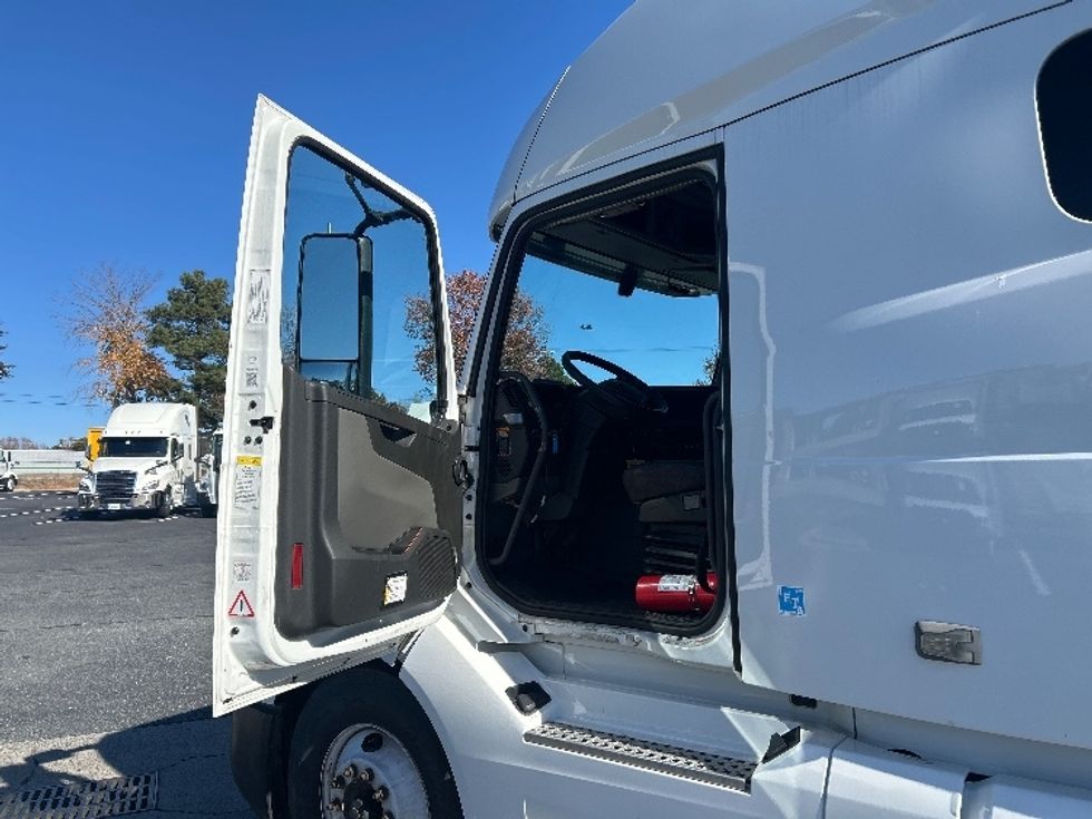 Sleeper Tractor-Heavy Duty Tractors-Volvo-2022-VNL64760-Charlotte-NC-428,623\n\t\tmiles-$ 80,500 - Image 9