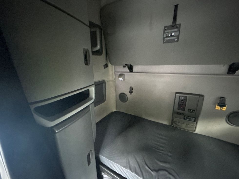 Sleeper Tractor-Heavy Duty Tractors-Volvo-2022-VNL64760-Charlotte-NC-484,869\n\t\tmiles-$ 76,000 - Image 16