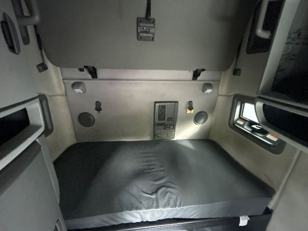 Sleeper Tractor-Heavy Duty Tractors-Volvo-2022-VNL64760-Charlotte-NC-484,869\n\t\tmiles-$ 76,000 - Image 17