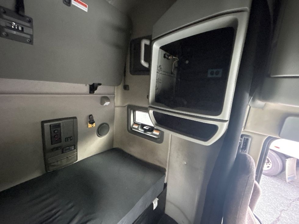 Sleeper Tractor-Heavy Duty Tractors-Volvo-2022-VNL64760-Charlotte-NC-484,869\n\t\tmiles-$ 76,000 - Image 18